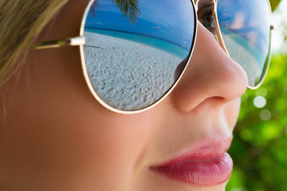 Сонцезахисні окуляри частково блокують ультрафіолет і видимі сонячні промені, зберігаючи здоров'я очей