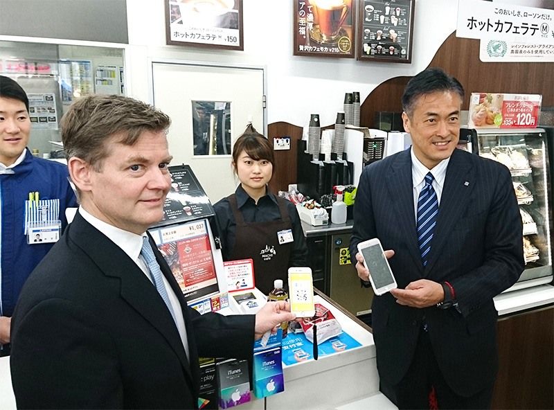 Голова правління і CEO компанії Lawson Тамацука Ген'іті (праворуч) оголошує про впровадження в усіх магазинах в Японії китайської послуги електронних розрахунків Alipay, січень 2017 р столичний район Сінагава, Токіо (фотографія надана Jiji Press)