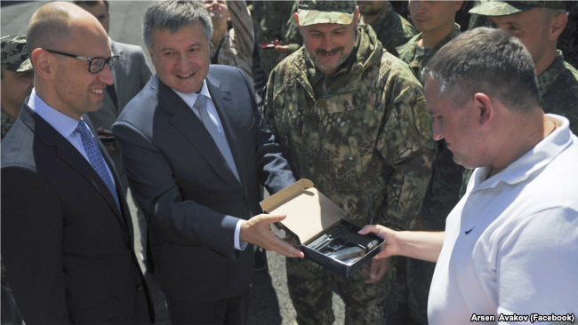 Його нагородив зброєю міністр внутрішніх справ і «народофронтовец» Арсен Аваков