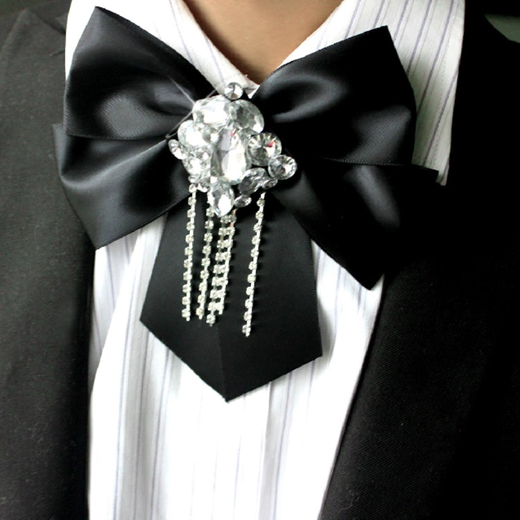 Строгий і стриманий комплект - яскрава модель краватки з атласу, а ошатний образ оттенит строгість краватки в чоловічому стилі