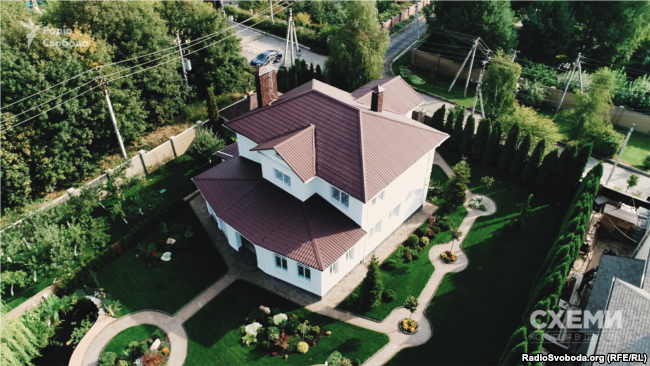 Є ще будинок на більш ніж 200 квадратних метрів, розташований в селі Дмитрівка - там, де земельні ділянки Володимира Гуцуляка і його дружини