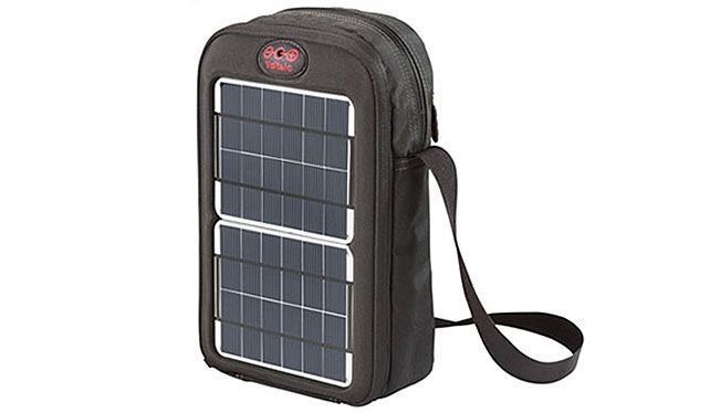 Компанія Voltaic, відома своїми сумками і   рюкзаками-генераторами   для мобільного підзарядки портативних ПК, вирішила піти на зустріч і більш дрібної електроніці, представивши на суд споживачів Voltaic Switch Solar Powered Minibag - мініатюрну сумочку-генератор, що працює на сонячних батареях