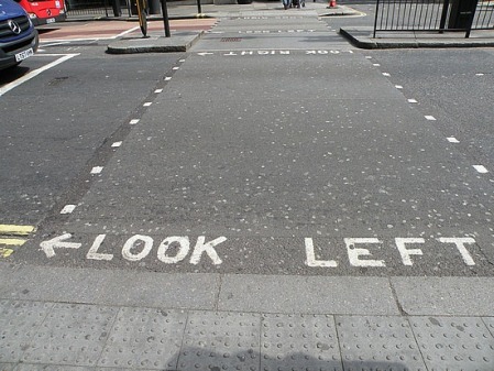 У Лондоні до речі, особливо в центрі є стрілки на дорогах, де написано LOOK RIGHT, LOOK LEFT - виглядає кумедно 😀
