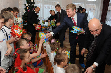 19 грудня 2015 року, 8:05 Переглядів:   Рінат Ахметов відвідав дитячий будинок Барвінок в Кіровограді