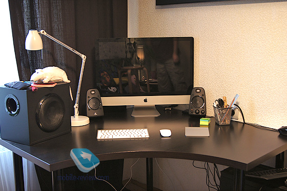 А ось так виглядає робочий стіл з встановленим iMac 27 
