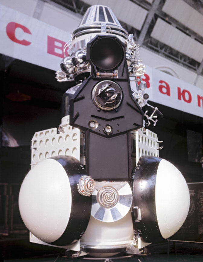 У 1966 радянським вченим вперше в світовій практиці вдалося здійснити тривалий міжпланетний переліт - 1 березня 1966 року міжпланетна станція «Венера-3» досягла поверхні Венери, передавши радянським вченим цінні дані про особливості дальнього радіозв'язку і способах управління космічними апаратами на величезних відстанях