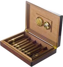 Забезпечити ідеальну збереження сигар допоможе   хьюмидор   - спеціальний ящик, конструкція якого здатна підтримувати в ньому необхідну для зберігання сигар вологість