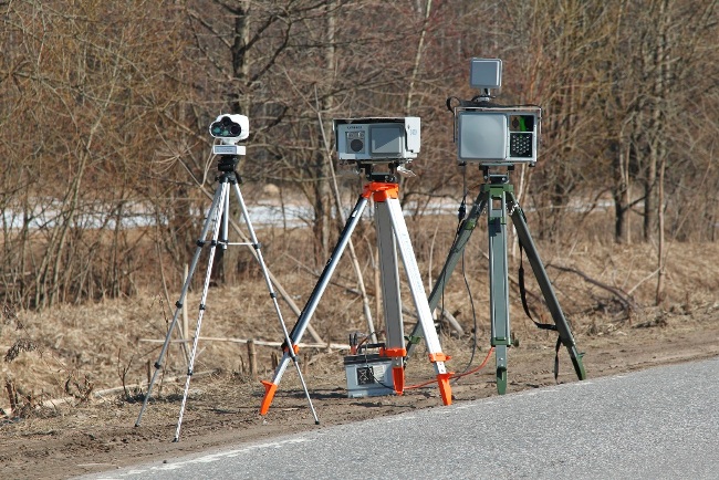 Хоча в самій назві закладено особливості цих пристроїв: радар-детектор тільки детектирует - визначає наявність вимірювання швидкості і повідомляє про це водієві, антирадар, крім того, здійснює протидію виміру