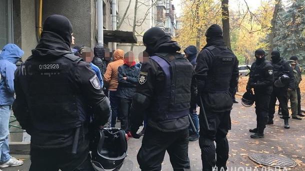 31 жовтня 2018, 12:47 Переглядів:   В урядовому кварталі в Києві була затримана група молодих людей, у яких виявили кийки, балаклави і газові балончики