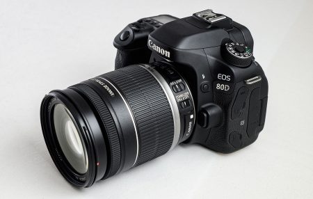 Вихід камери Canon 80D був очікуваним: в лінійці обов'язково потрібен апарат, що займає місце між професійними і відверто аматорськими моделями