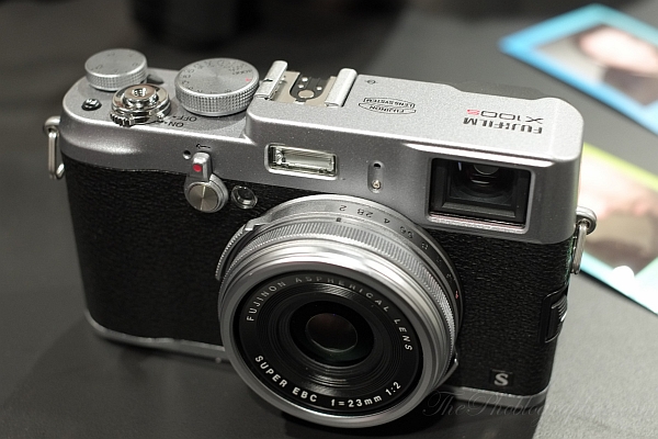 Fujifilm X-A1 використовує звичайну матрицю типорозміру APS-C з фільтром Байєра - що, втім, практично не погіршує якість підсумкових знімків в порівнянні з побратимами по лінійці